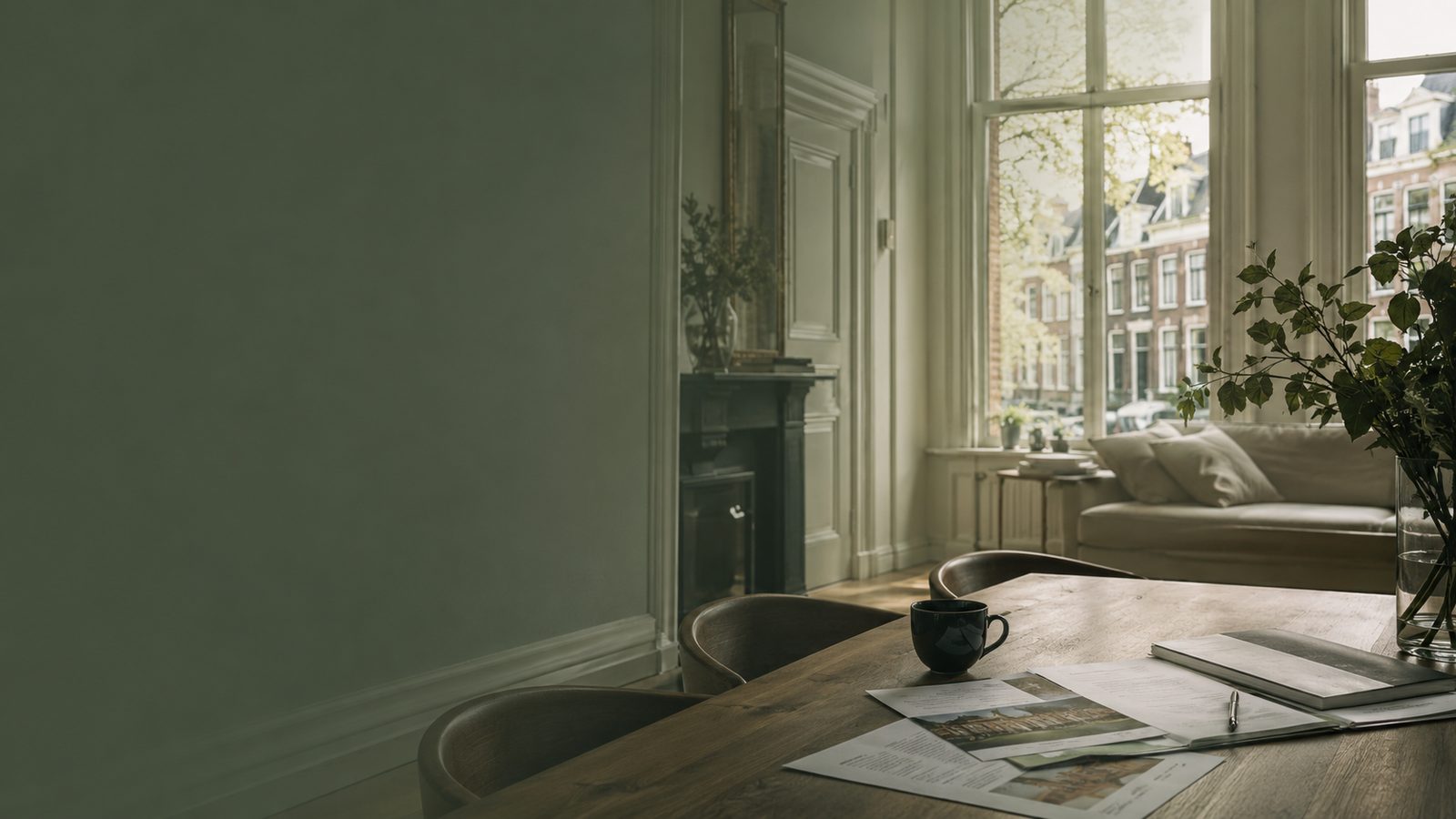 Lichte woonkamer met werkplek, de rust van Aestimo Office
